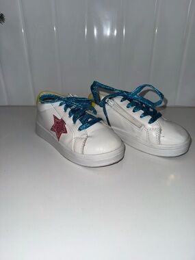 Lola and the Boys White Sneakers with Pink Star and Blue Laces